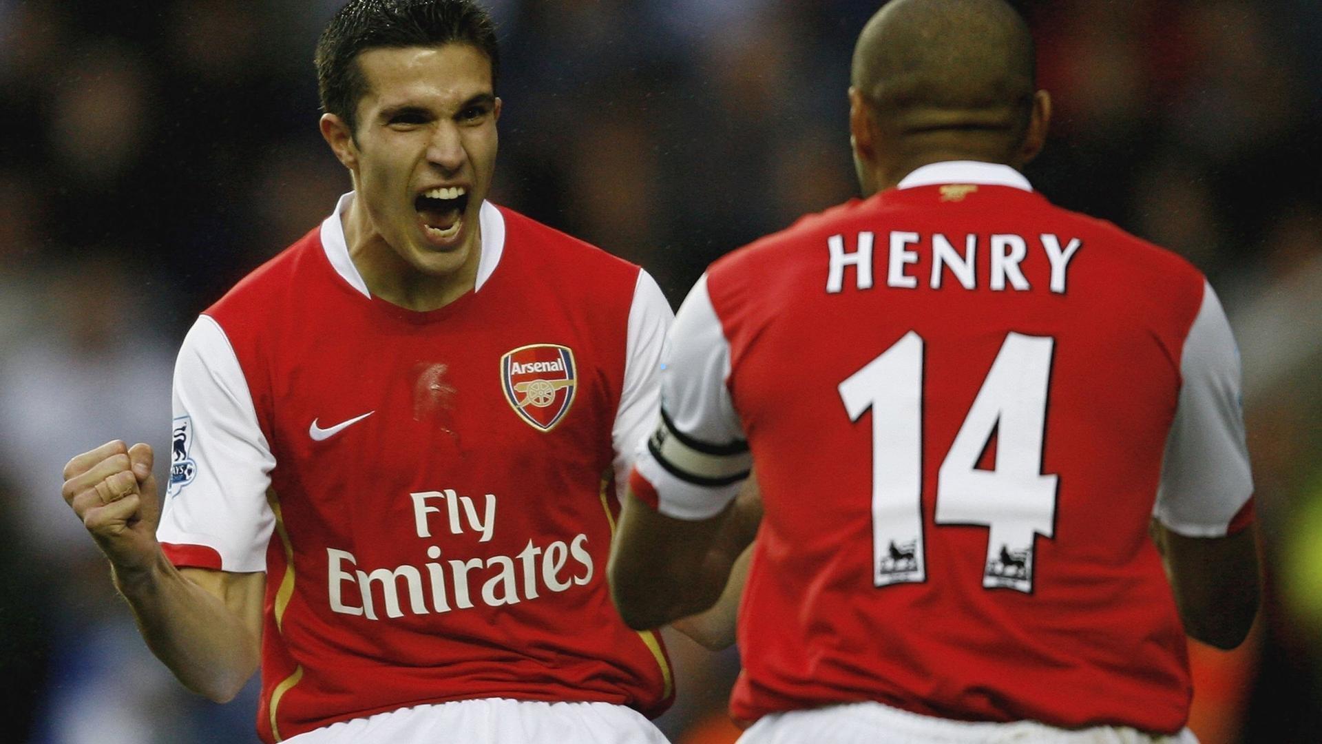 红军后防新星闪耀获称洛夫伦二号 索博社交平台分享与萨拉赫亲密合影 赛后者名射手赠球衣致敬传奇西塞